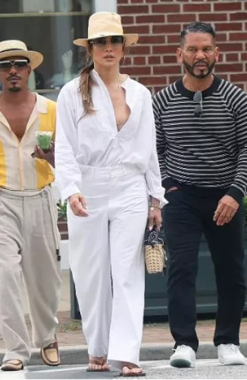 Bracelet Foundrae Karma Extended Clip Chain porté par Jennifer Lopez à Bridgehampton, New York, le 5 juillet 2024