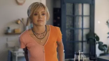Les looks de la série Qui ment ? : Addy Prentiss (Annalisa Cochrane) porte un top bicolore dans l'épisode 2 de la saison 2