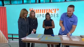 Robe Tommy Hilfiger à épaules boutonnées et trapèze jusqu’au genou portée par Mika Kleinschmidt, comme on le voit dans Today with Hoda & Jenna le 23 juillet 2024