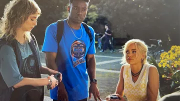 The looks of the series Who Lies? : The yellow floral top worn by Addy Prentiss (Annalisa Cochrane) in season 2, episode 3