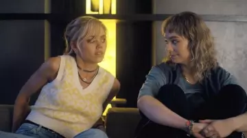 Les looks de la série Qui ment ? : Le top jaune à fleurs porté par Addy Prentiss (Annalisa Cochrane) dans la saison 2, épisode 3