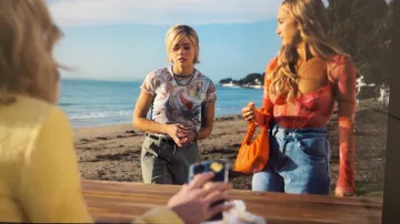 The looks of the series Who Lies? : Vanessa Merriman (Sara Thompson) wears a corset top in Season 2, Episode 3