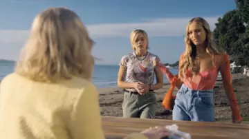 Les looks de la série Qui ment ? : Vanessa Merriman (Sara Thompson) porte un top corset dans l'épisode 3 de la saison 2