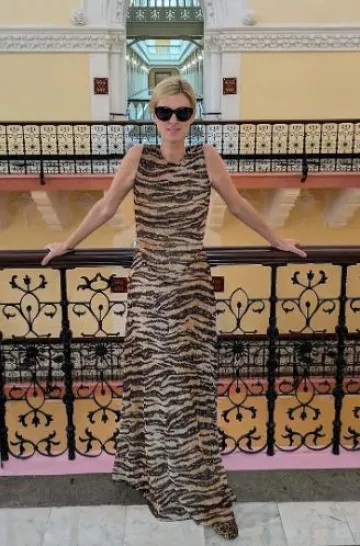 Bailarinas de cuero con estampado de Prada usadas por Nicky Hilton Rothchild en su publicación de Instagram el 15 de julio de 2024
