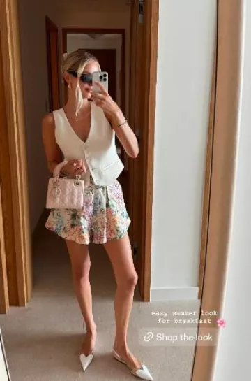 Zimmermann Halliday Tuck Short usado por Leonie Hanne en su historia de Instagram el 24 de julio de 2024