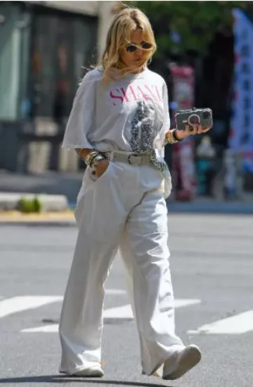 Daydreamer Shania Let’s Go Girls Os Tee porté par Kate Hudson à New York le 17 juillet 2024