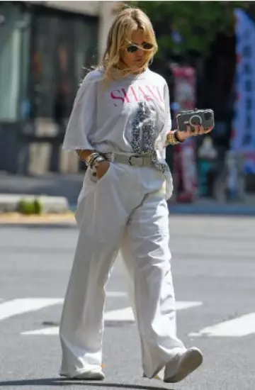 Daydreamer Shania Let’s Go Girls Os Tee worn by Kate Hudson in New York City on July 17, 2024
