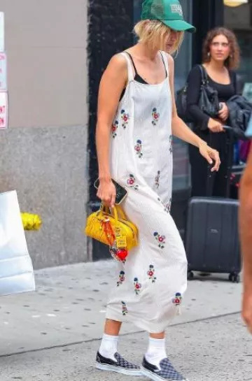 Vestido midi de flores silvestres con cuentas Bode usado por Gigi Hadid en Out and About with Leah McCarthy el 24 de julio de 2024