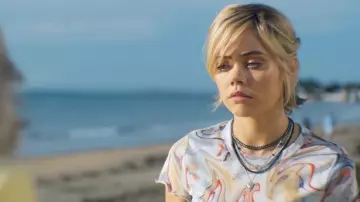 Les looks de la série Qui ment ? : le collier en forme de cœur porté par Addy Prentiss (Annalisa Cochrane) dans l'épisode 3 de la saison 3