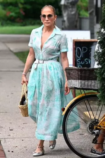 Ballerines Valentino Rockstud en cuir nappa laminé portées par Jennifer Lopez dans les Hamptons le 24 juillet 2024