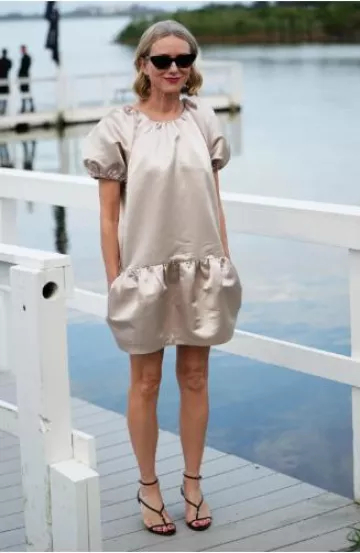 Cynthia Rowley Mini-robe tulipe à manches bouffantes en satin portée par Naomi Watts dans Exploration of Tactility Animée par Dom Pérignon le 18 juillet 2024