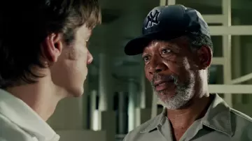 Les looks du film Bruce tout-puissant : Morgan Freeman porte une casquette des New York Yankees pour son rôle de Dieu
