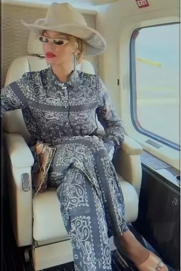 Camisa de pijama Golden Goose Paisley Print usada por Beyoncé Knowles en su publicación de Instagram el 19 de julio de 2024