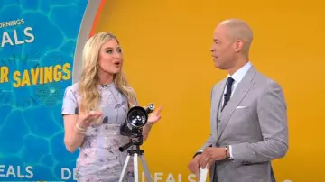 Mini-robe de cocktail en jacquard floral Mac Duggal portée par Ashley Bellman, vue dans CBS Mornings le 23 juillet 2024