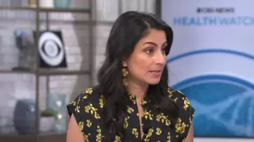 Coquille Vince Dandelion portée par Celine Gounder vue dans CBS Mornings le 24 juillet 2024