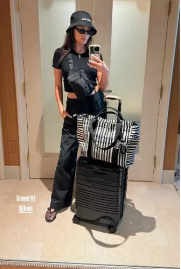 Beis The Vacation Tote In Black Stripe porté par Shay Mitchell sur sa Story Instagram le 23 juillet 2024