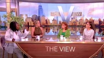 Vestido Yoko de Proenza Schouler usado por Sara Haines como se ve en The View el 24 de julio de 2024