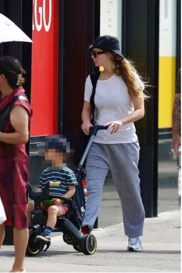 Zapatillas Nike V2K Run usadas por Jennifer Lawrence en la ciudad de Nueva York el 20 de julio de 2024
