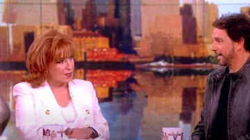 Blazer à double boutonnage de l’Agence Kenzie porté par Joy Behar comme on le voit dans The View le 24 juillet 2024