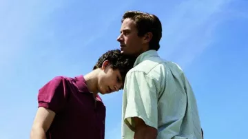 Les looks du film Call Me by Your Name : Armie Hammer porte une chemise à manches courtes rayée pour son rôle de Oliver