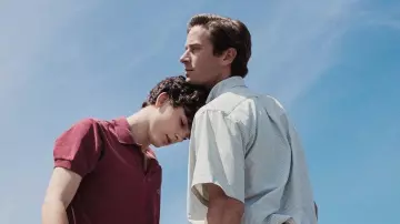 Les looks du film Call Me by Your Name : Armie Hammer porte une chemise à manches courtes rayée pour son rôle de Oliver