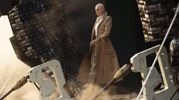 Vestuario de la película de Deadpool y Wolverine: Cassandra Nova (Emma Corrin) lleva un abrigo largo marrón