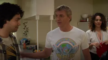Hot Topic Van Halen 1984 Tour Of The World T-Shirt porté par Johnny Lawrence (William Zabka) tel qu’on le voit dans Cobra Kai (S06E01)