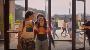 T-shirt graphique délavé Old Navy porté par Miguel Diaz (Xolo Maridueña) tel qu’on le voit dans Cobra Kai (S06E01)