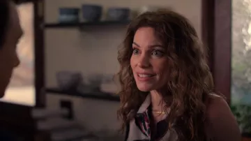 Collier à chevrons Kendra Scott porté par Amanda LaRusso (Courtney Henggeler) comme on le voit dans Cobra Kai (S06E01)