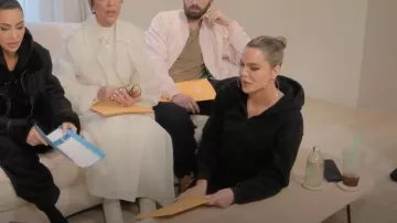 Sweat à capuche court délavé porté par Khloe Kardashian comme on le voit dans The Kardashians (S05E10)