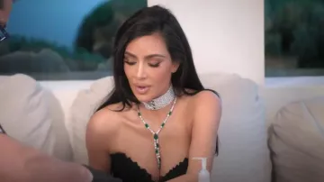 Collier Graff Platine / Émeraudes / Diamants porté par Kim Kardashian comme on le voit dans The Kardashians (S05E10)