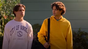 T-shirt à manches longues PacSun City of Angels porté par Robby Keene (Tanner Buchanan) tel qu’on le voit dans Cobra Kai (S06E01)