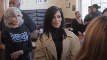 Haut à col roulé Skims porté par Kim Kardashian comme on le voit dans The Kardashians (S05E10)