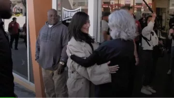 Trench-coat en coton naturel déconstruit Balenciaga porté par Kim Kardashian comme on le voit dans The Kardashians (S05E10)