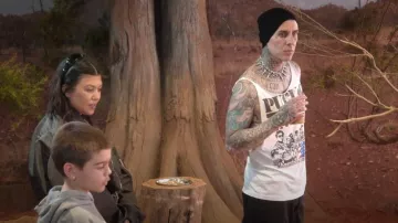 Vintage Public Enemy Promo Tee Shirt Def Jam Recordings porté par Travis Barker comme on le voit dans The Kardashians (S05E10)