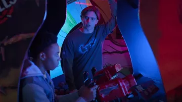 Usnyabni outil Nerve Ending Vintage Tee porté par Robby Keene (Tanner Buchanan) comme on le voit dans Cobra Kai (S06E01)