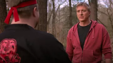 James Perse Vintage Zip Hoodie porté par Johnny Lawrence (William Zabka) comme on le voit dans Cobra Kai (S06E01)
