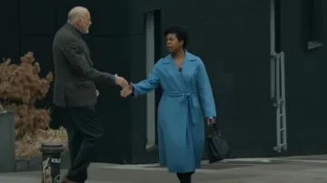 Abrigo de Max Mara Eliot usado por Mandi Masden como se ve en Evil (T04E08)