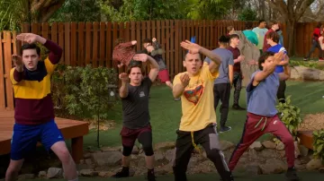 T-shirt Vans Ground Up porté par Robby Keene (Tanner Buchanan) vu dans Cobra Kai (S06E01)