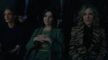 Maje Madeno Cardigan en tissu extensible ceinturé et ceinturé porté par Vanessa Dudley (Nicole Shalhoub) comme on le voit dans Evil (S04E09)