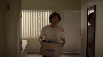 Marine Layer Banks Tee-Yarn Dye-Oatmeal porté par Miguel Diaz (Xolo Maridueña) comme on le voit dans Cobra Kai (S06E02)