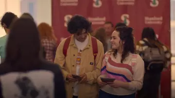 Sudadera de cuello redondo Marine Layer Summit usada por Samantha LaRusso (Mary Mouser) como se ve en Cobra Kai (S06E02)