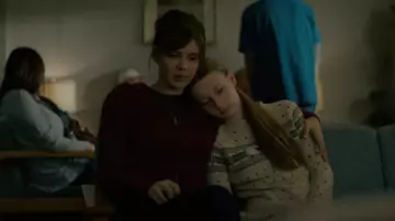 Sweat à capuche zippé en cachemire parfait porté par Kristen Bouchard (Katja Herbers) comme on le voit dans Evil (S04E10)