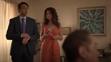 Reiss Esme Robe midi en lin portée par Amanda LaRusso (Courtney Henggeler) comme on le voit dans Cobra Kai (S06E02)
