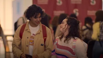 J Crew « Frank’s burgers » T-shirt graphique porté par Miguel Diaz (Xolo Maridueña) tel qu’on le voit dans Cobra Kai (S06E02)