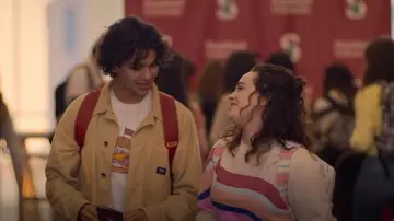Camiseta gráfica J Crew "Frank's burgers" usada por Miguel Díaz (Xolo Maridueña) como se ve en Cobra Kai (S06E02)