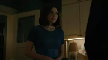 Emporio Armani Robe midi bleue pour femme portée par Leslie (Molly Brown) comme on le voit dans Evil (S04E10)