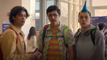 Goodfellow & Co. M Camisa Slim Fit Button Down usada por Demetri (Gianni DeCenzo) como se ve en Cobra Kai (S06E02)