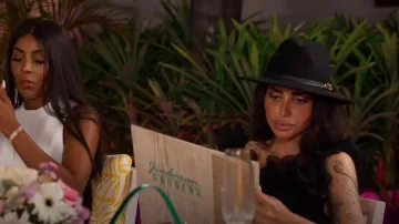 Sombrero de lana afieltrada de H&M usado por Sara Al Madani como se ve en The Real Housewives of Dubai (T02E08)