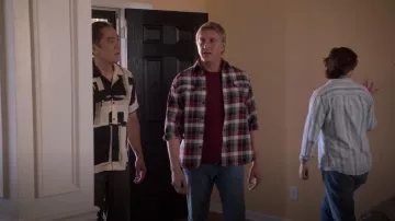 Jachs Long Sleeve Button Up Shirt Heavy Flannel Red Plaid porté par Johnny Lawrence (William Zabka) comme on le voit dans Cobra Kai (S06E02)